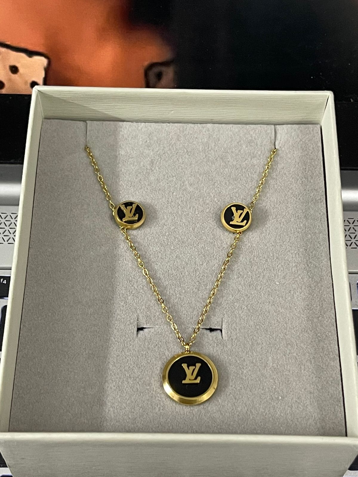 Noir Medallion Set
